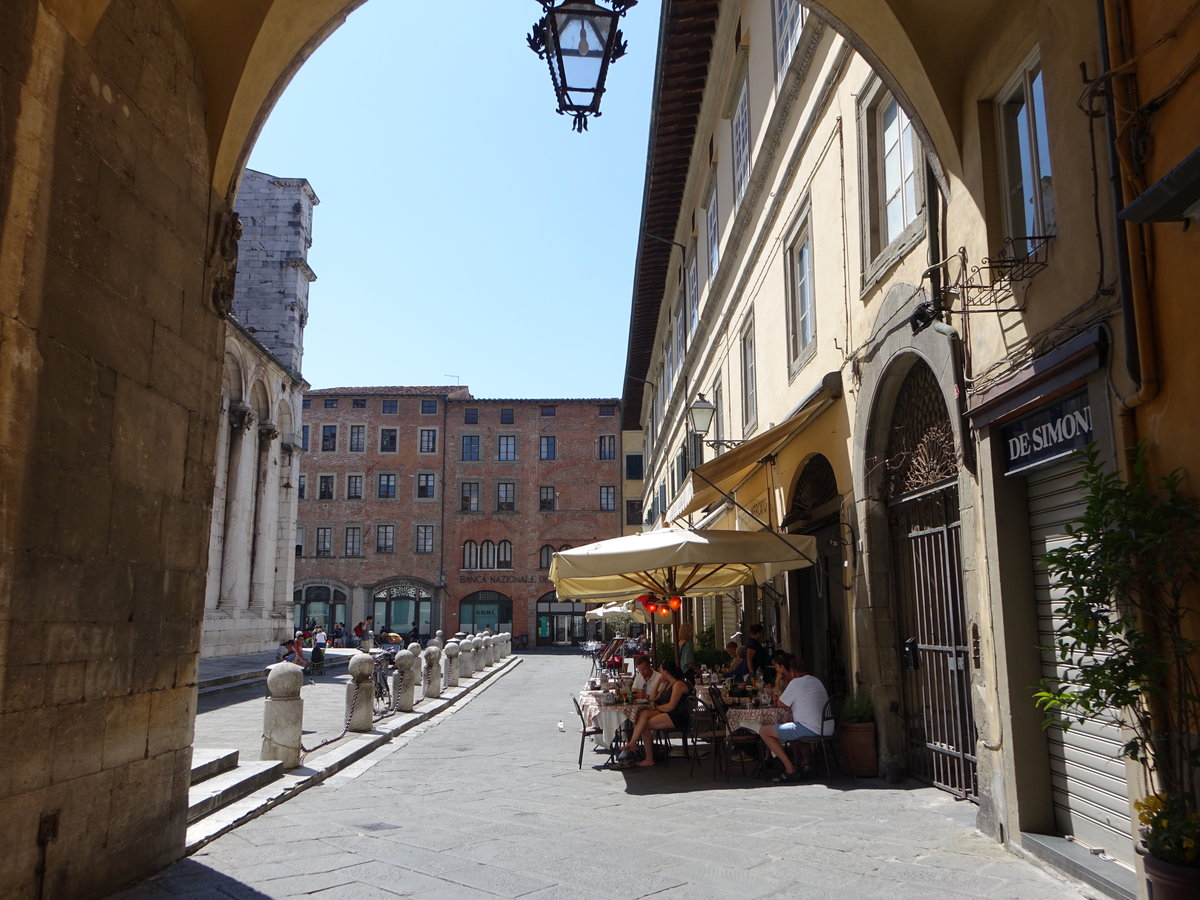 Lucca, historische Huser an der Piazza San Michele (18.06.2019)