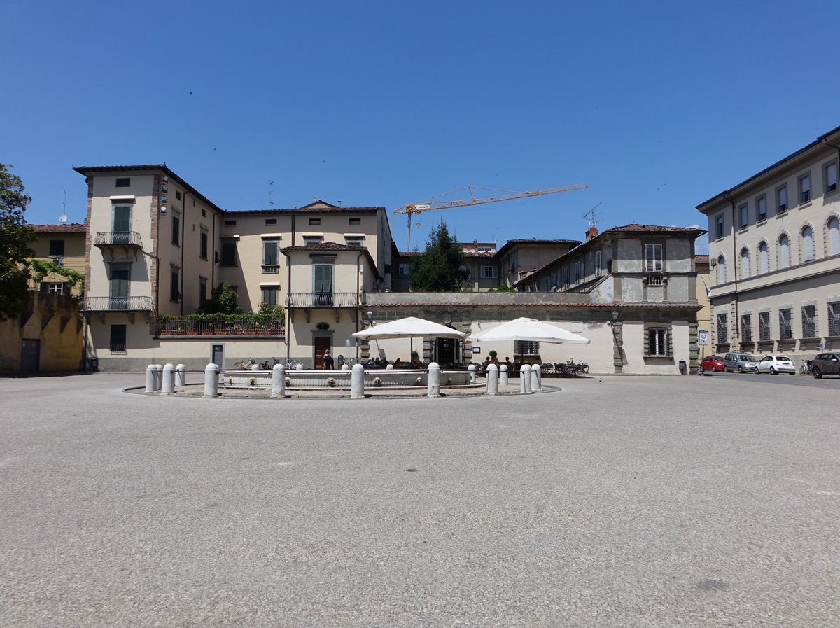 Lucca, historischer Brunnen an der Piazza Antelminelli (18.06.2019)