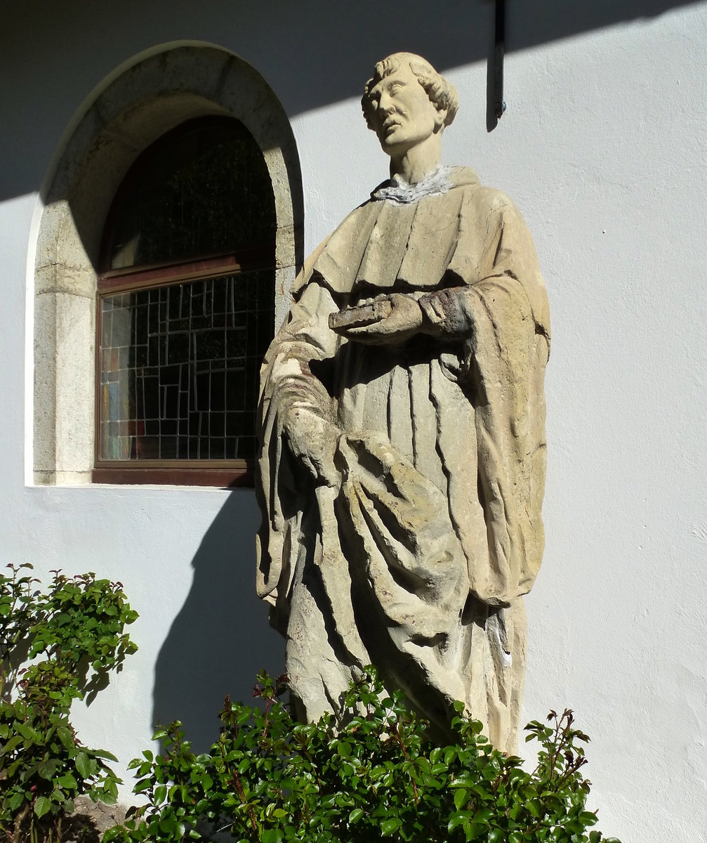 Lucelle, hist.Heiligenfigur, steht vor der Kapelle Notre Dame, Mai 2017