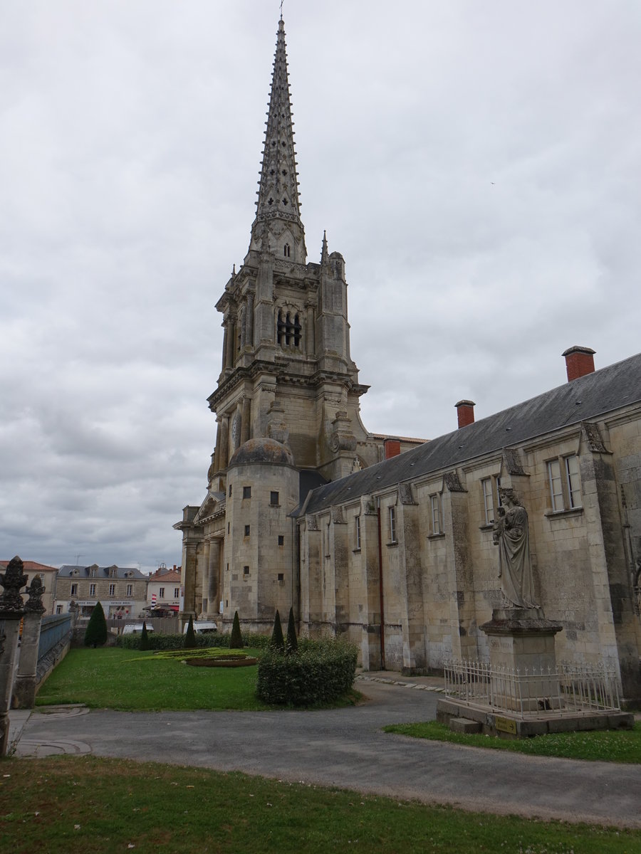 Lucon, Kathedrale Notre Dame, erbaut ab 1091 unter Abt Gottfried, dreischiffiges Langhaus aus dem 14. Jahrhundert, 85 Meter hoher Turm von 1828  (13.07.2017)