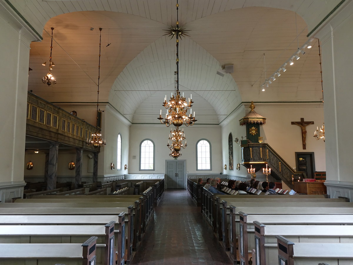 Ludvika, Innenraum der Ev. Kirche, Triumphkruzifix von Arvid Backlund, Taufbecken und Wandrelief von Erik Sand (16.06.2016)