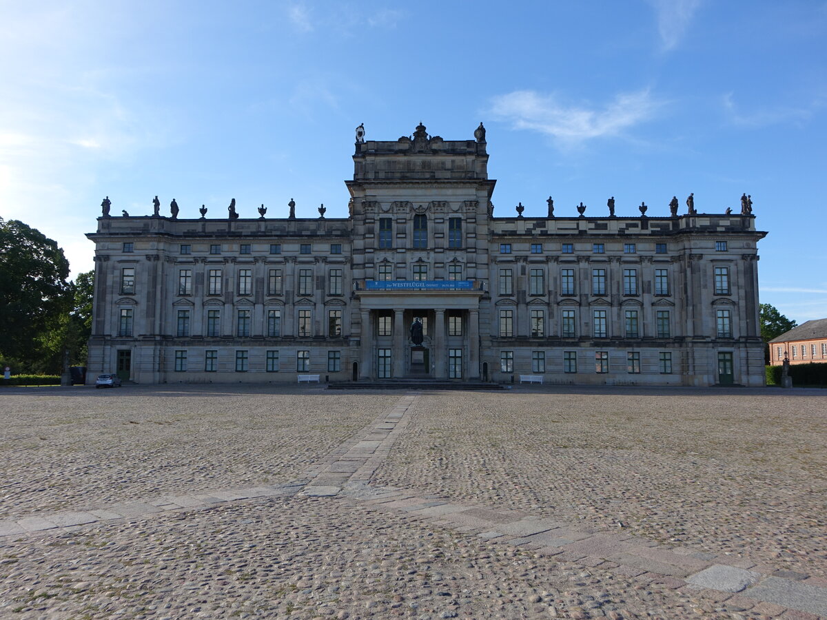 Ludwigslust, sp�tbarockes Schloss, erbaut von 1772 bis 1776 nach Pl�nen von Johann Joachim Busch (21.06.2026)