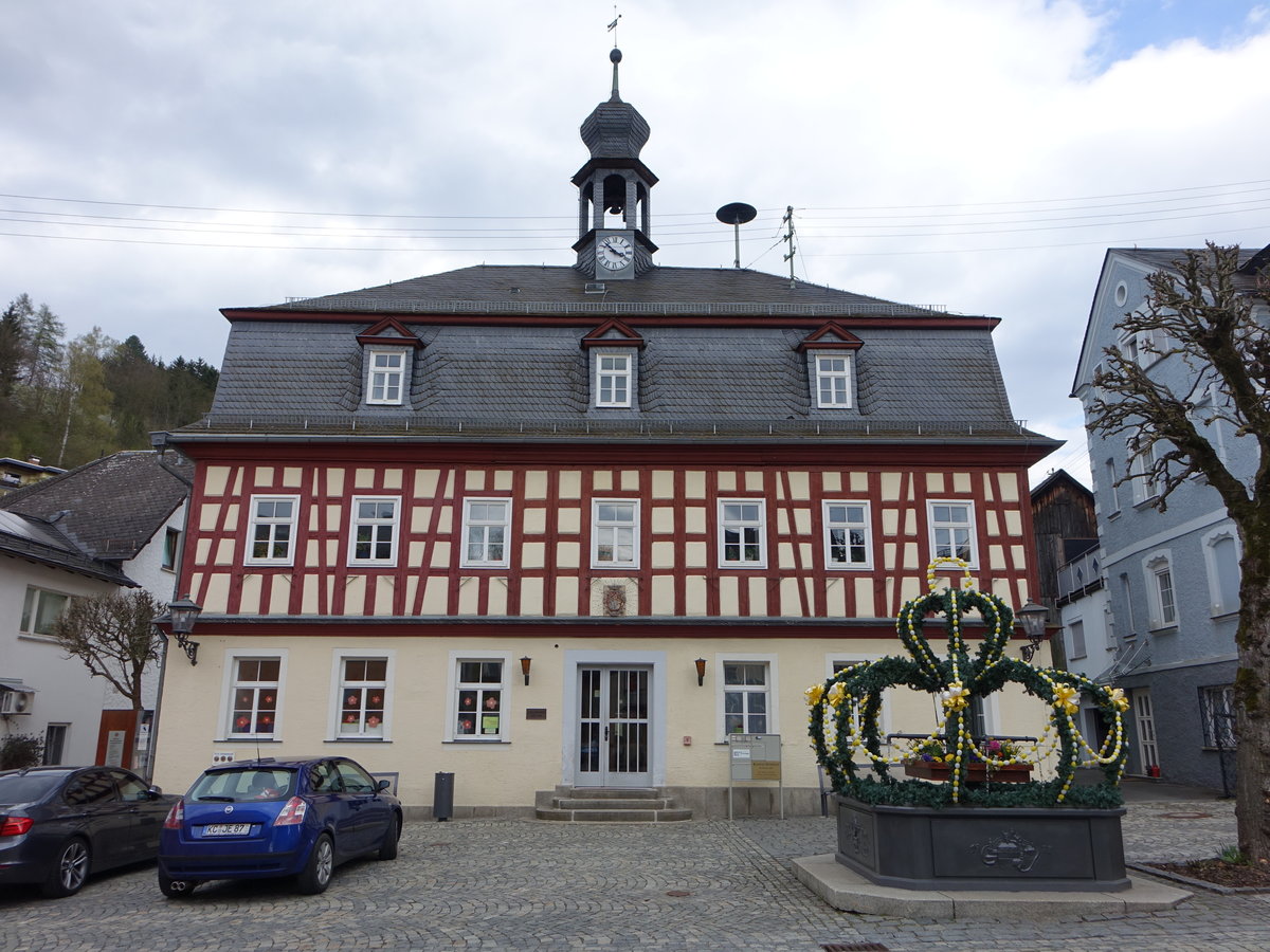 Ludwigstadt, altes Rathaus am Marktplatz, Zweigeschossiger Bau mit Fachwerkobergeschoss, zur Hlfte abgewalmtem Mansarddach, Schieferdeckung und Dachreiter, erbaut von 1746 bis 1749 (14.04.2017) 