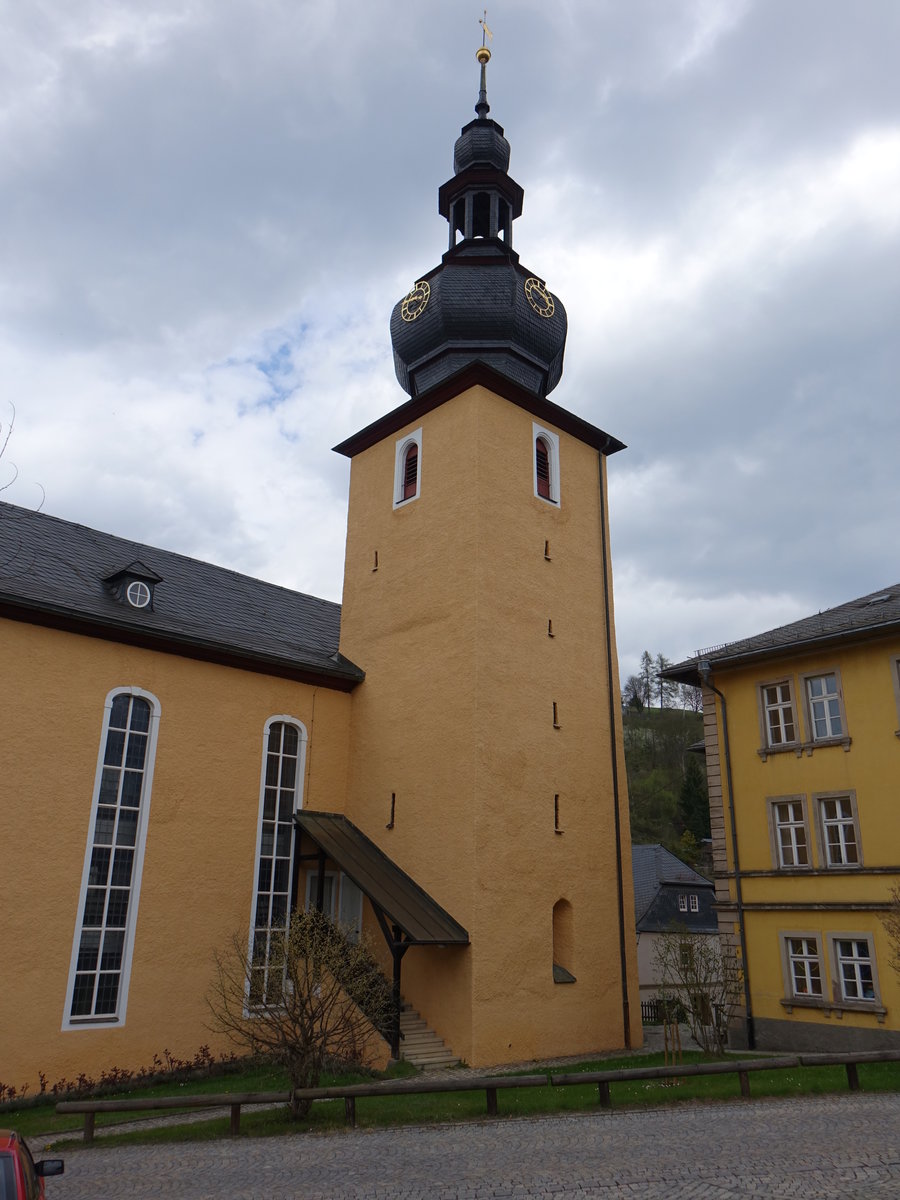 Ludwigstadt, Evangelisch-lutherische Pfarrkirche St. Michael, Turm im Kern sptmittelalterlich mit welscher Haube 1771/72, Langhaus mit Walmdach 1791/92 (14.04.2017)