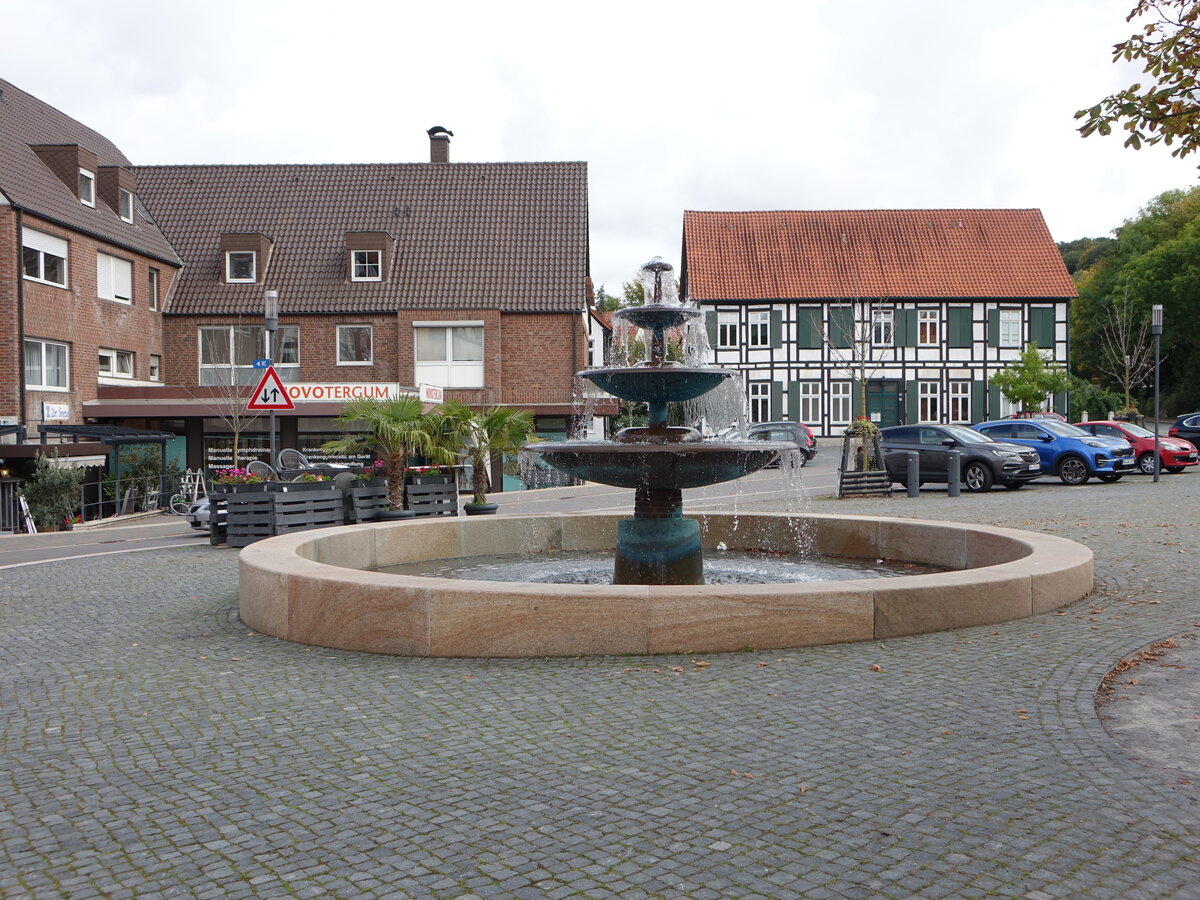 Lbbecke, Bierbrunnen und Huser am Marktplatz (11.10.2021)