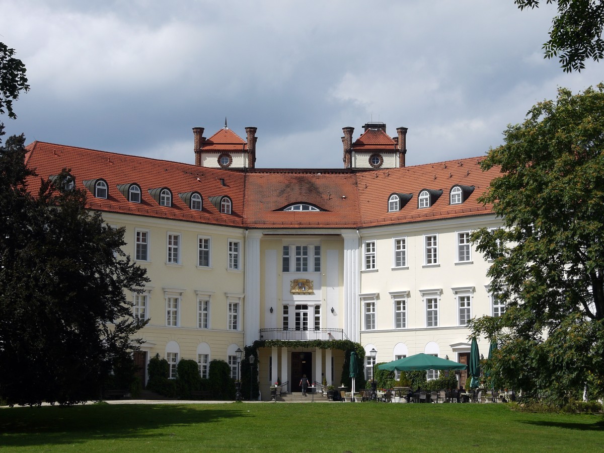 Lbbenau im Spreewald, Schloss (1817 - 1839), Klassizismus; 1944 trafen sich hier die Verschwrer um Claus Schenk Graf von Stauffenberg zur Vorbereitung des Attentates auf Hitler. Der damige Schlossherr Wilhelm Graf zu Lynar wurde von den Nazis ebenfalls hingerichtet; heute ein Vier-Sterne-Hotel; Aufnahme: August 2014
