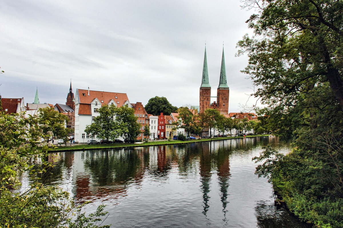 Lbeck an der Obertrave - die Trme des Lbecker Dom spiegeln sich im Wasser. Aufnahme: 22. August 2021.