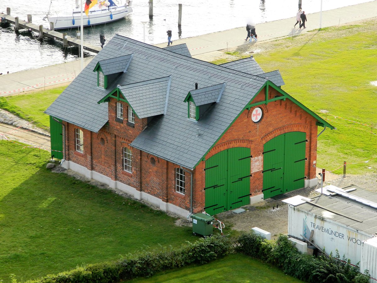 Lbeck-Travemnde: Der ehemalige Rettungsschuppen, 1902 hatte die DGzRS dieses Gebube erbauen lassen, nachdem der alte Schuppen von 1873 einer Sturmflut zum Opfer gefallen war. Seit den 1990er Jahren ist hier der Lbecker Yachtclub (YLC) ansssig und betreibt in den Rumlichkeiten das offizielle Clubheim. Das Bild enstand am 13.10.2017 vom Alten Leuchtturm Travemnde. 