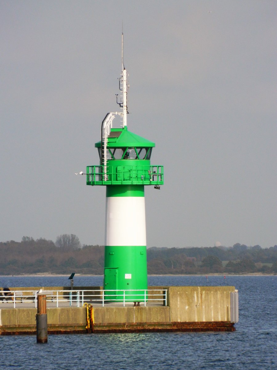 Lbeck-Travemnde in der Lbecker Bucht: kleiner Leuchtturm auf der Nordermole. Die Leuchtbake zeigt die Einfahrt in die Trave. (13.10.2017)