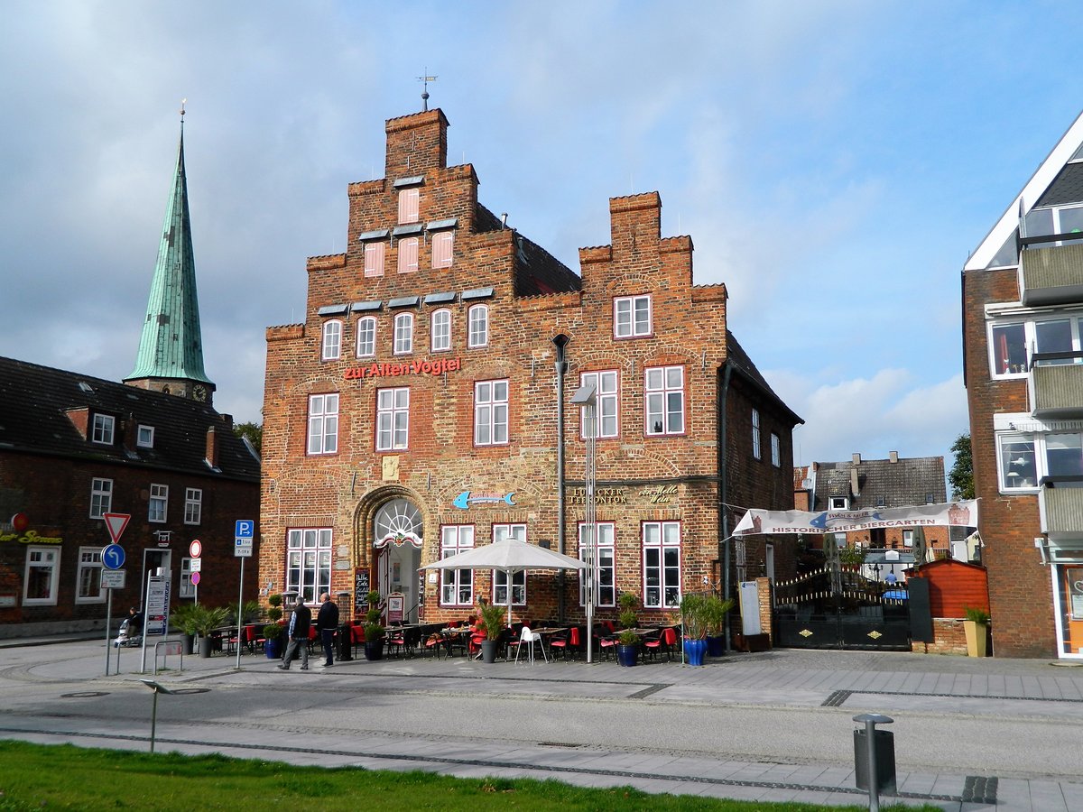 Lbeck-Travemnde: Zur alten Vogtei. Das Haupthaus wurde 1551 erbaut, 1599 entstand das Nebenhaus, das  Audienzhaus . Hier war der Sitz des Lbecker Vogtes. Von 1938 bis 2002 wurde dieses Gebude als Polizeirevier genutzt. Heute befinden sich hier ein gemtliches Caf, einem Restaurant, eine kleine Weinstube und das Lbecker Teekontor. (13.10.2017) 