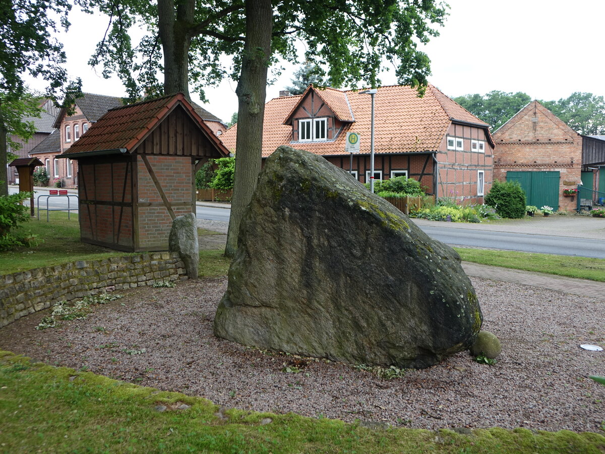 L�der, Riesenstein und H�user am Dorfplatz (20.06.2026)