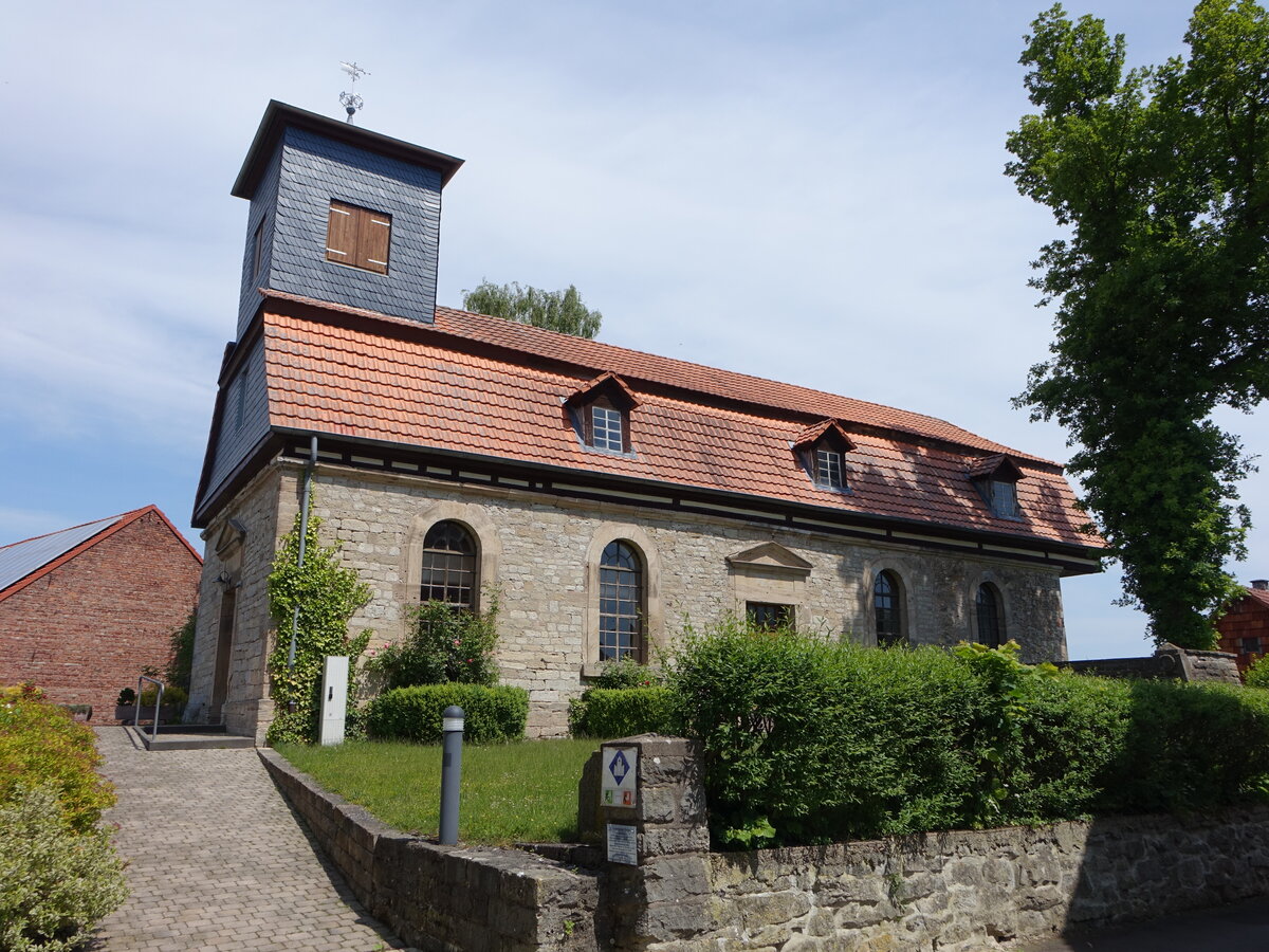 Lderbach, evangelische Dorfkirche, erbaut im 12. Jahrhundert, Chor 15. Jahrhundert (03.06.2022)