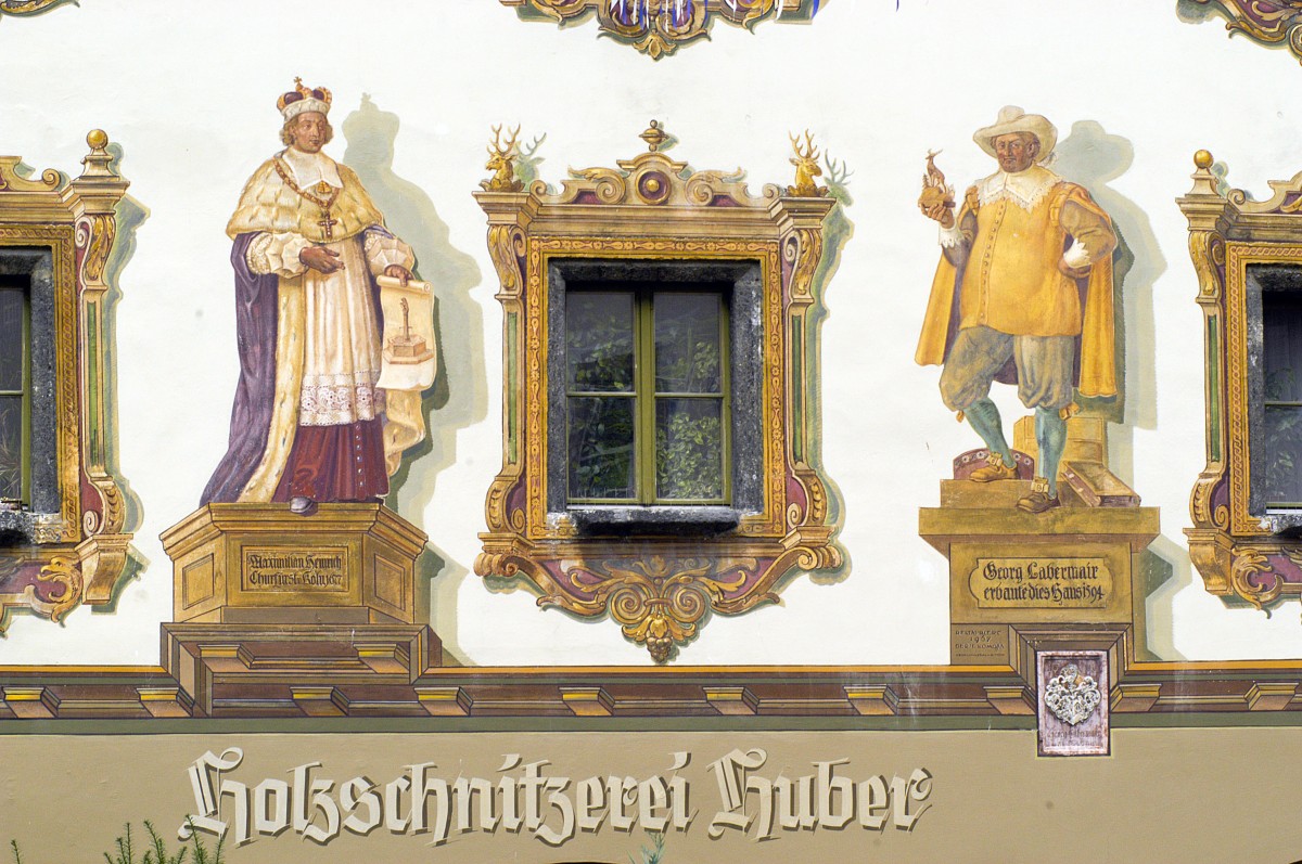 Lftlmalerei - Ausschnitt der Fassade vom Holzschnitzerei Huber, Am Marktplatz in Berchtesgaden. Aufnahme: Juli 2008.