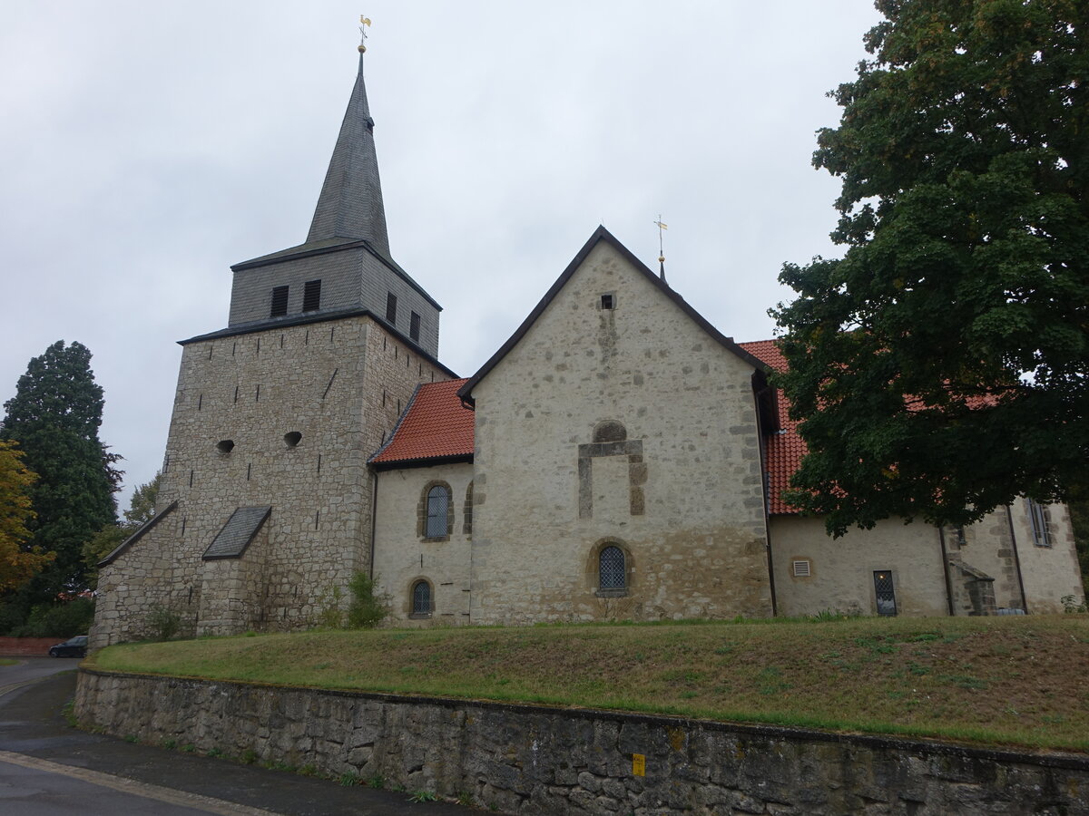 L�hnde, evangelische St. Martin Kirche, romanische kreuzf�rmige Bruchsteinkirche, erbaut im 12. Jahrhundert (18.09.2025)