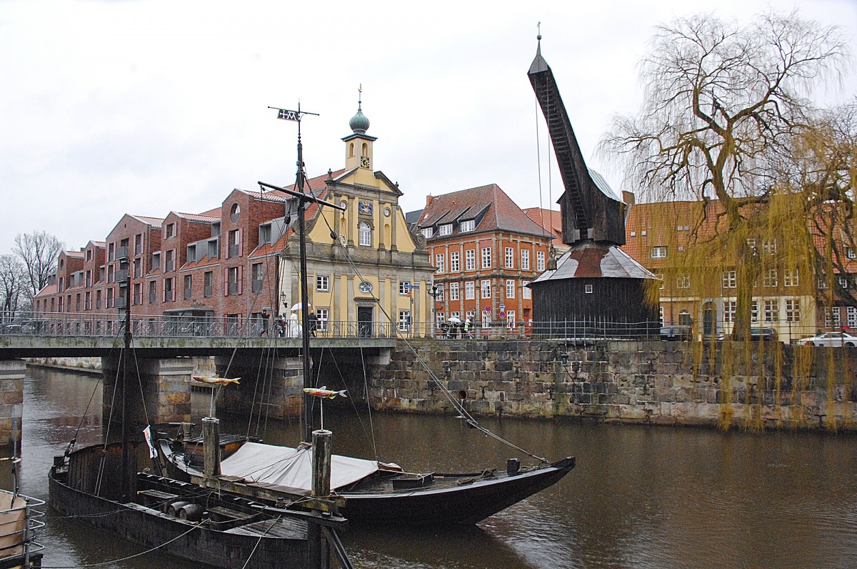 Lneburg, 30. Januar 2016: Ilmenau mit dem Alten Kran und dem Alten Kaufhaus.