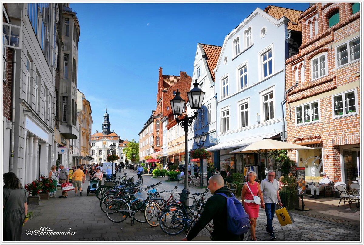 Lneburg. Gasse  An den Brodbnken  mit Blick auf das alte Rathaus am Markt. Anfang September 2023.