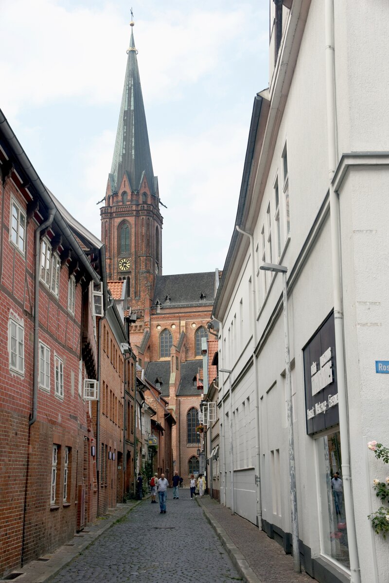 LNEBURG (Landkreis Lneburg), 30.08.2019, Blick durch die Koltmannstrae auf die ber 600 Jahre alte Backsteinkirche St. Nicolai