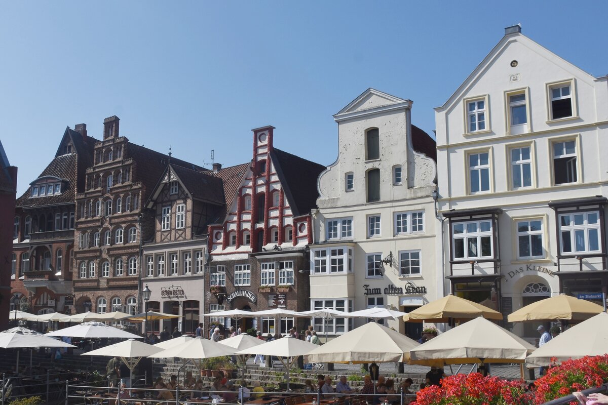 LNEBURG (Landkreis Lneburg), 31.08.2019, Blick von der Brcke Lnertorstrae auf die Gastronomiebetriebe in der Strae  Am Stintmarkt 