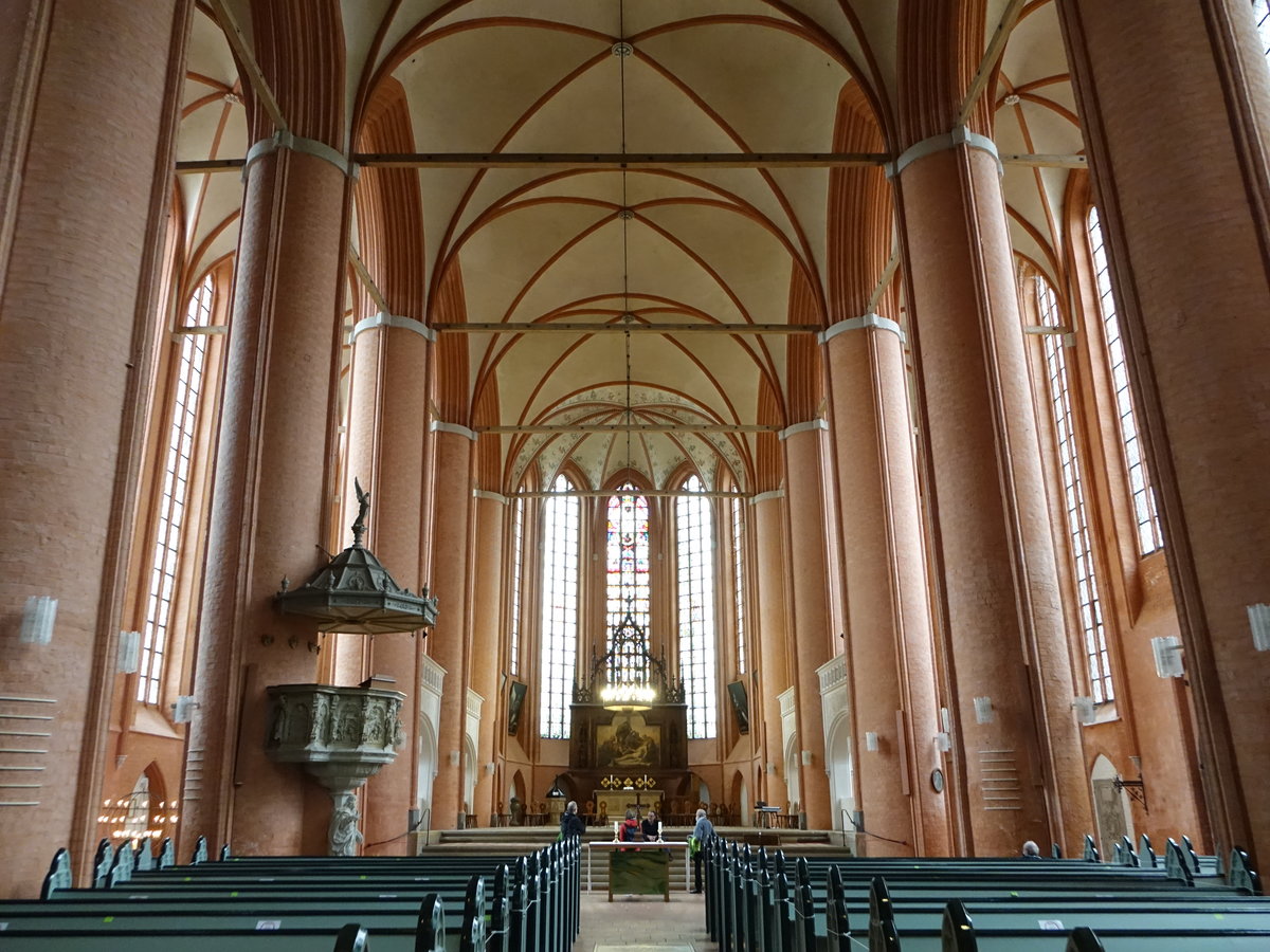 Lüneburg, Mittelschiff der St. Michaelis Kirche, erbaut ab 1376, Kanzel von 1602 (26.09.2020)