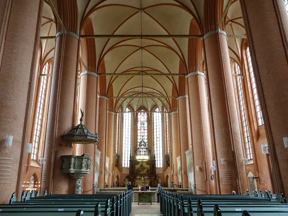 Lneburg, Mittelschiff der St. Michaelis Kirche, erbaut ab 1376, Kanzel von 1602 (26.09.2020)