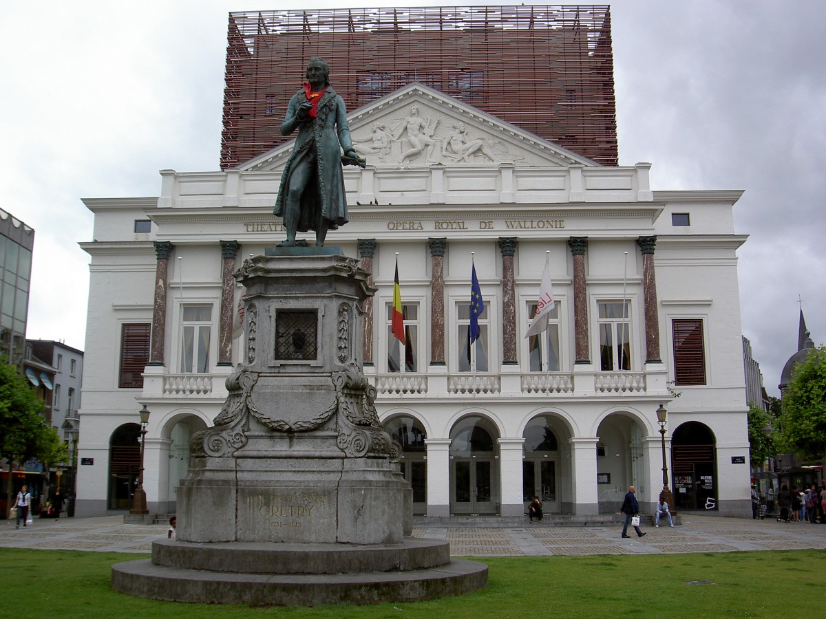 Lttich, Opra Royal de Wallonie, erbaut 1818 von Architekt Auguste Duckers, vor dem Theater die Statue von Komponist Andre Gretry (05.07.2014)