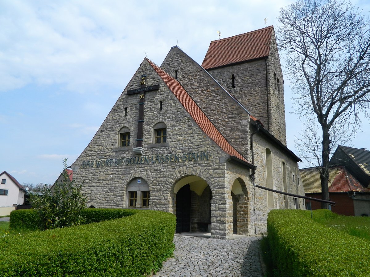 Ltzen: Wehrkirche Meuchen, seit 1912 Gustav-Adolf-Gedenkkirche, hier war 1632 der Leichnam des schwedischen Knigs Gustav II. Adolf aufgebahrt, welcher am 6.11.1632 in der Schlacht bei Ltzen gefallen ist. (30.04.2016)