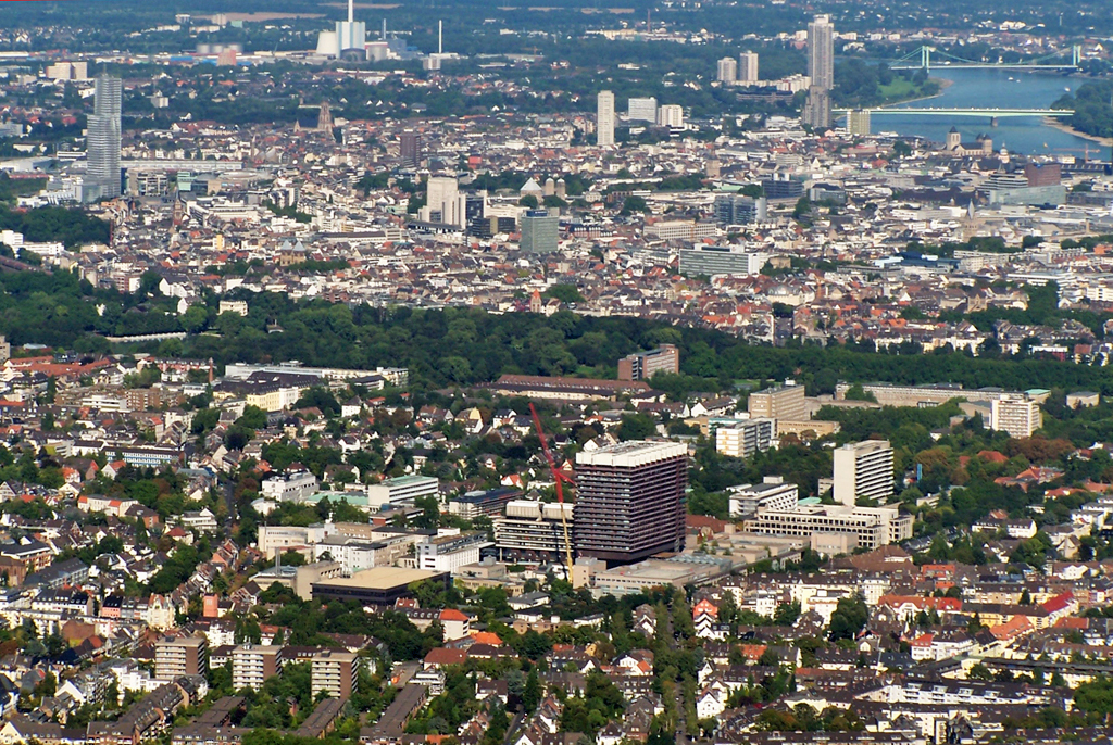 Luftaufnahme von Köln, von SüdWest in Richtung NordOst. Die  grüne Trennlinie  mittig ist die  Innere Kanalstraße . Unterhalb davon Gebäude der Uni-Klinik. Links mitte das Glashochhaus im Mediapark. Rechts oben der Rhein mit der Mülheimer Brücke, darunter die Zoobrücke und davon mittig unterhalb die St. Kunibert-Kirche. 19.09.2005