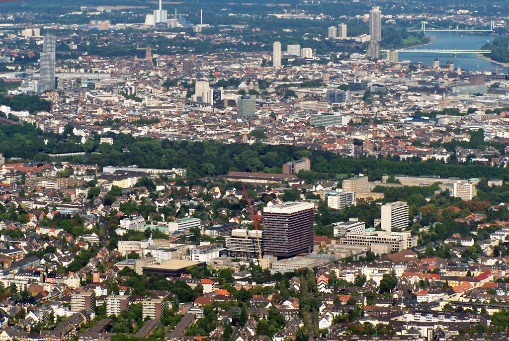 Luftaufnahme von Kln, von SdWest in Richtung NordOst. Die  grne Trennlinie  mittig ist die  Innere Kanalstrae . Unterhalb davon Gebude der Uni-Klinik. Links mitte das Glashochhaus im Mediapark. Rechts oben der Rhein mit der Mlheimer Brcke, darunter die Zoobrcke und davon mittig unterhalb die St. Kunibert-Kirche. 19.09.2005