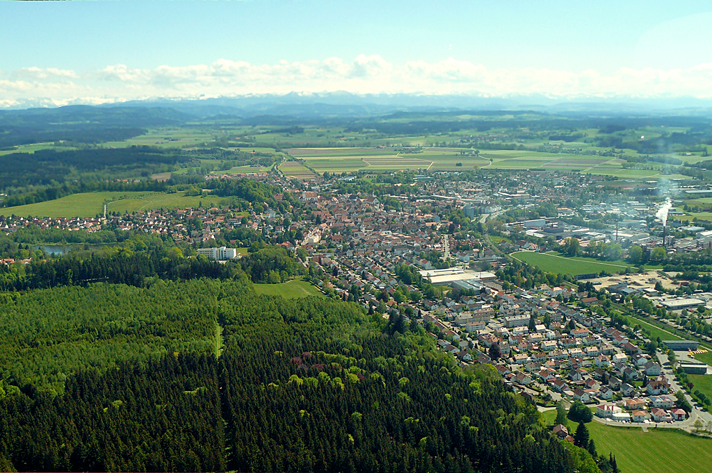 Luftaufnahme von Leutkirch im Allgu, im Hintergrund die Alpen - 18.05.2014