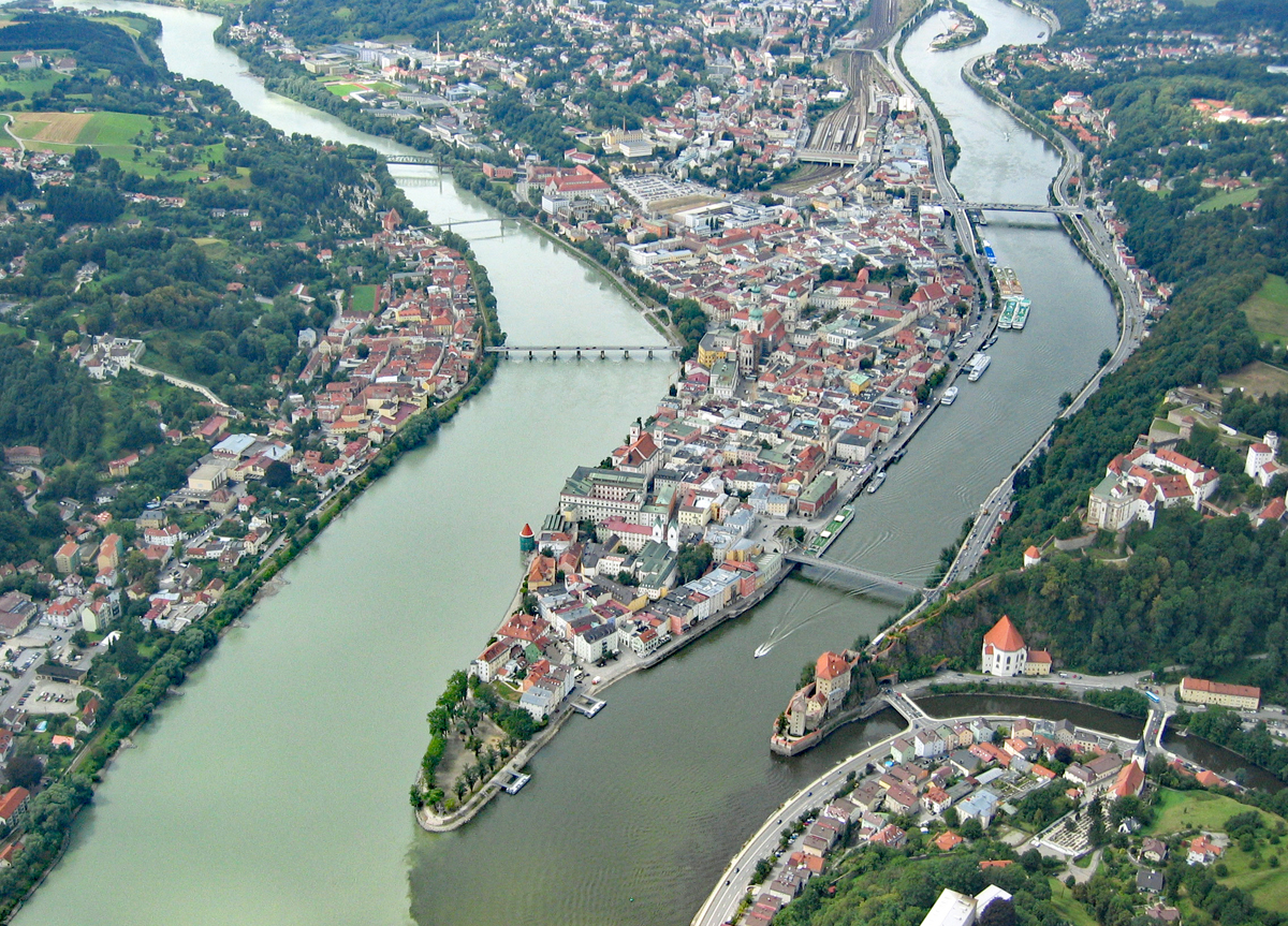 Luftaufnahme von Passau mit Zusammenflu von Inn, Donau und Ilz. Die Veste Niederhaus am Zuflu der Ilz in die Donau - Sommer 2005