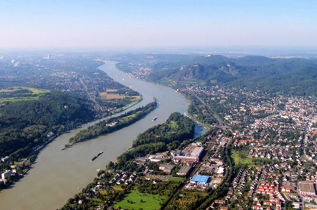 Luftaufnahme - Rhein von Bad Honnef bis Bonn. Rechts Bad Honnef mit der Rheininsel Nonnenwerth, darber Knigswinter und das Siebengebirge und links vom Rhein Bad Godesberg und Bonn. 19.09.2005