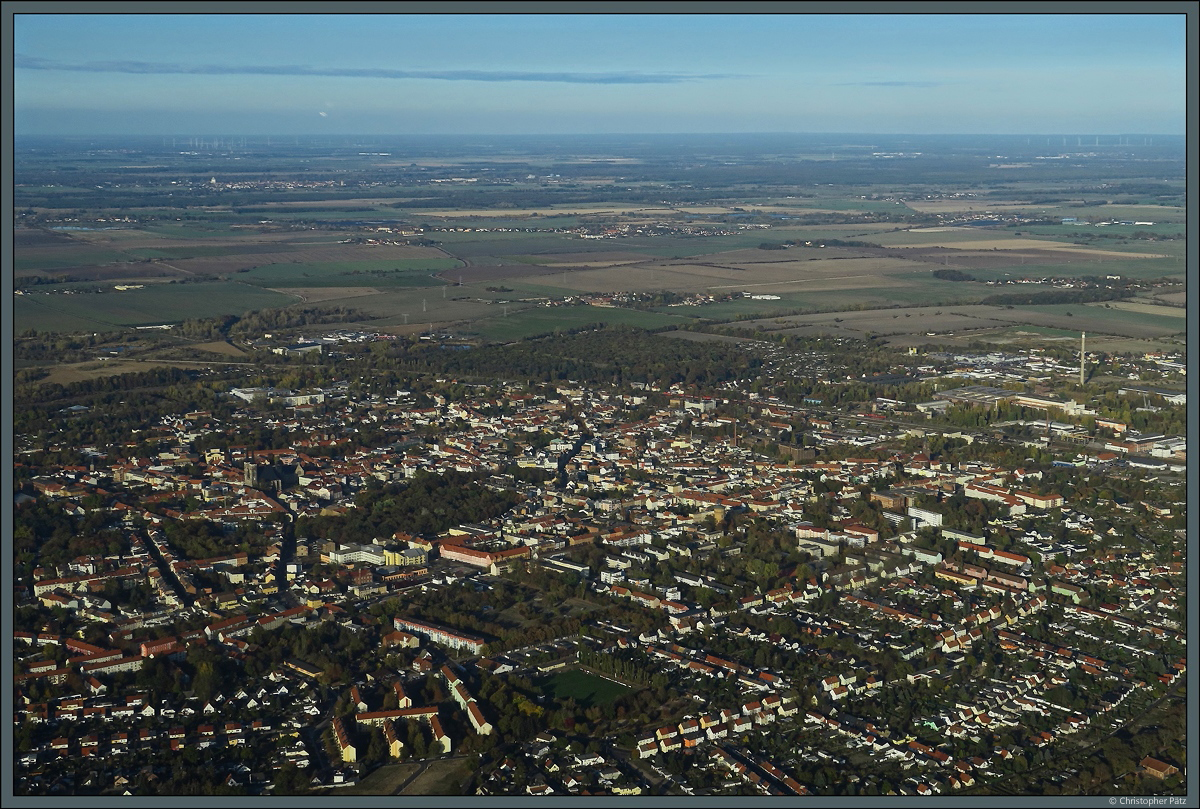 Luftaufnahme der Stadt Kthen: Links berragt die St.Jakob-Kirche die umliegenden Huser der Altstadt. (19.10.2018)