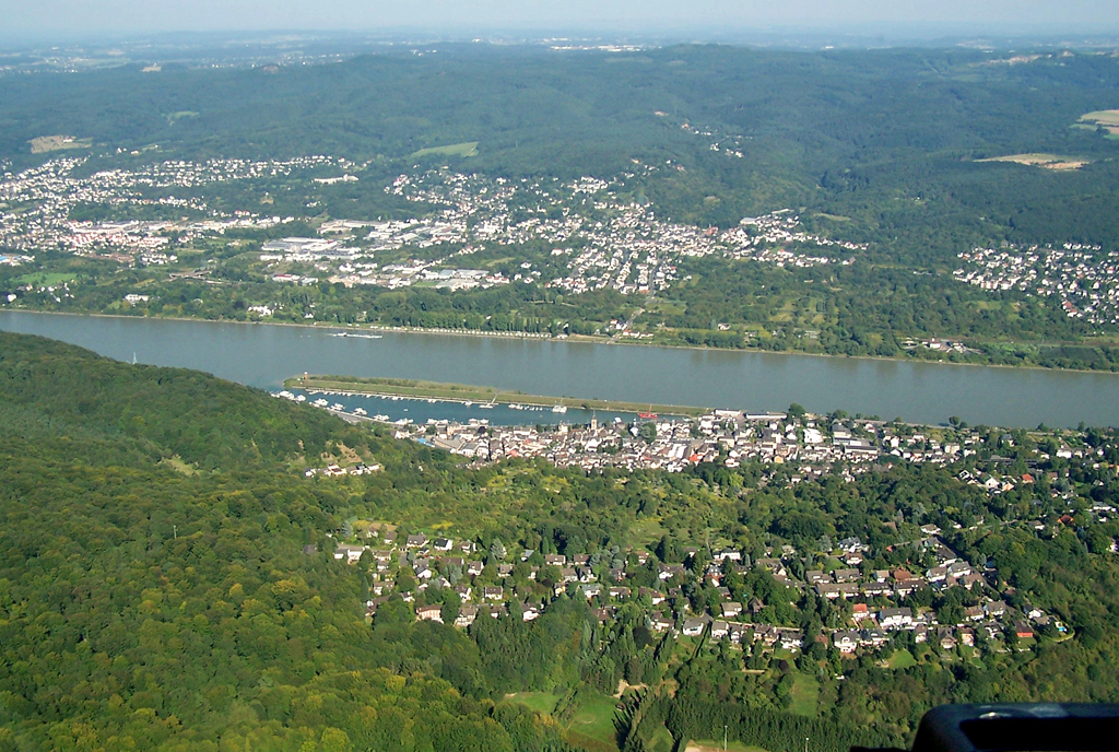 Luftaufnahme von (unten) Oberwinter (Landkreis Ahrweiler), auf der gegenberliegenden Rheinseite liegt Rheinbreitbach (Landkreis Neuwied). 19.09.2005