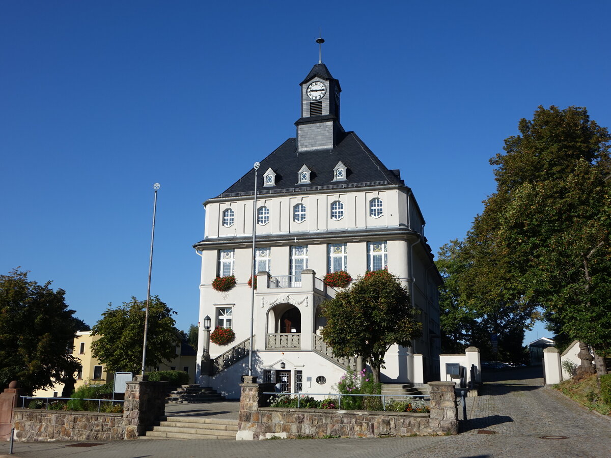 Lugau, Rathaus an der obere Hauptstrae, erbaut von 1913 bis 1914 (16.09.2023)