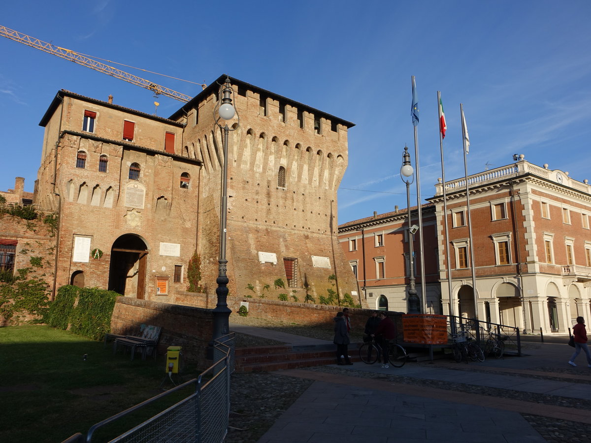 Lugo, Burg Rocca an der Piazza Martiri, Hauptturm aus dem 14. Jahrhundert, Rest erneuert im 16. Jahrhundert (31.10.2017)
