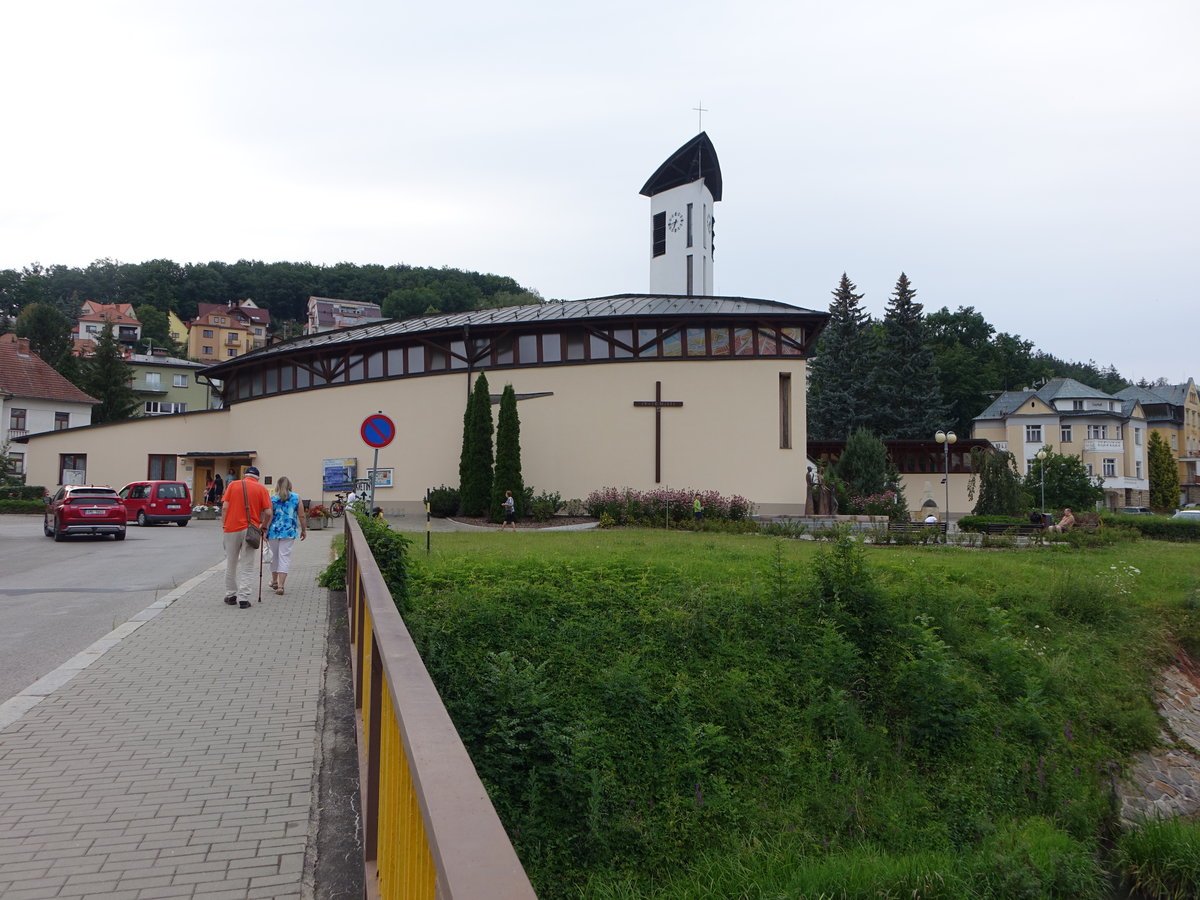 Luhacovice / Bad Luhatschowitz, moderne St. Rodiny Kirche in der Nabrezi Strae (02.08.2020)
