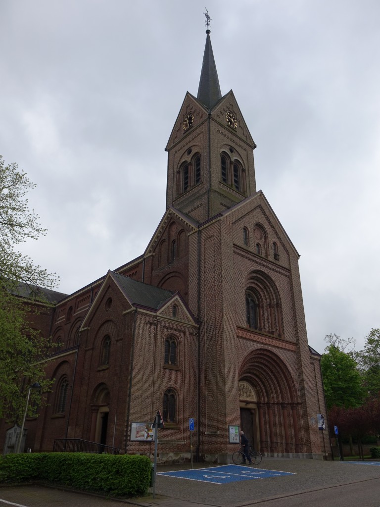 Lummen, neuromanische Liebfrauenkirche, erbaut von 1870 bis 1872 durch Herman Jamine (26.04.2015)
