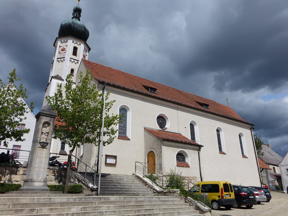 Lupburg, kath. Pfarrkirche St. Barbara, Saalbau mit eingezogenem Polygonalchor, Westturm von 1599, Langhaus neu erbaut 1937 (20.08.2017)