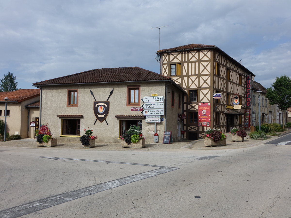 Lussac-les-Chteaux, altes Fachwerkhaus an der Route de Poitiers (09.07.2017)