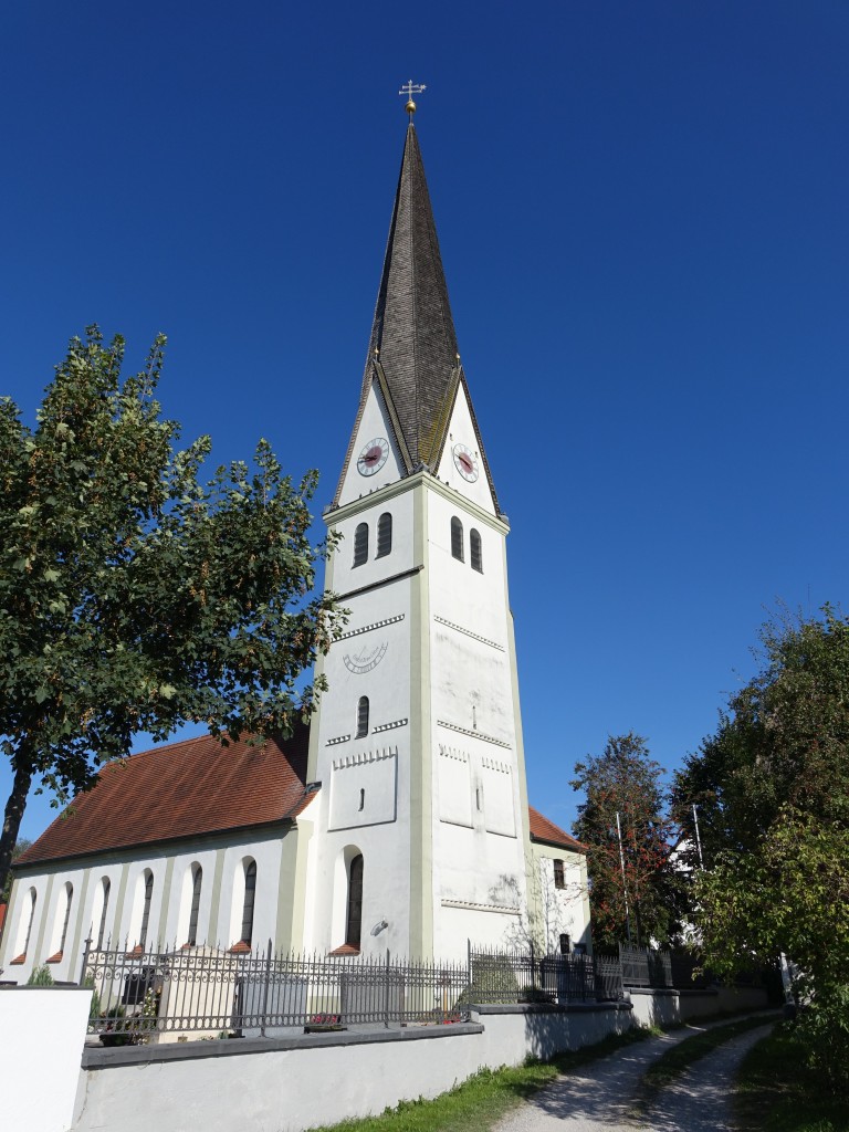 Luttenwang, kath. Maria Himmelfahrt, romanische Chorturmkirche, erbaut im 15. Jahrhundert, 1875 verlngert (13.09.2015)
