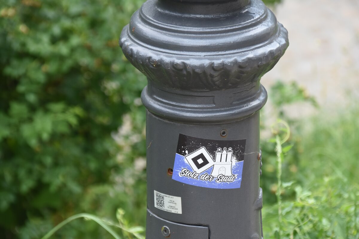 LUXEMBOURG, 20.06.2023, ... nur der HSV! Sogar in Luxemburg! (Aufkleber auf einem Laternenmast in der Rue du St. Esprit)