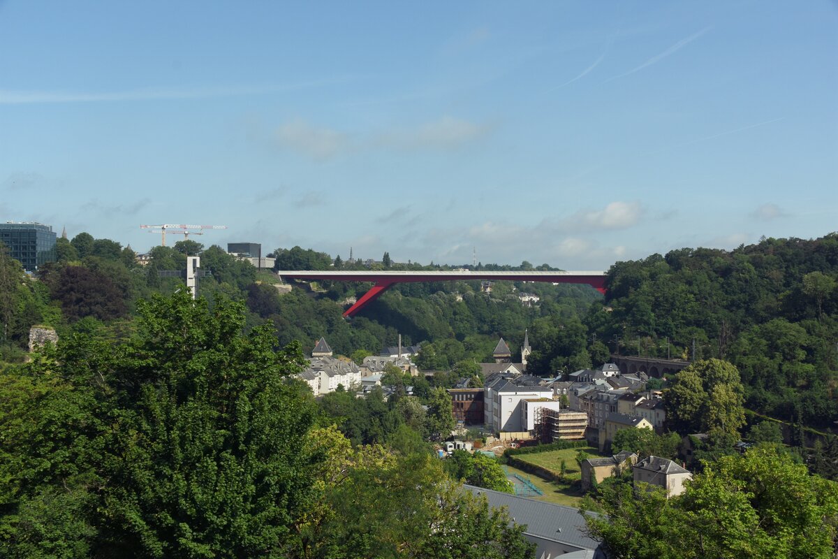 LUXEMBOURG, 20.06.2023, Blick auf die Groherzogin-Charlotte-Brcke, die in einer Hhe von 74 Metern ber die Alzette fhrt