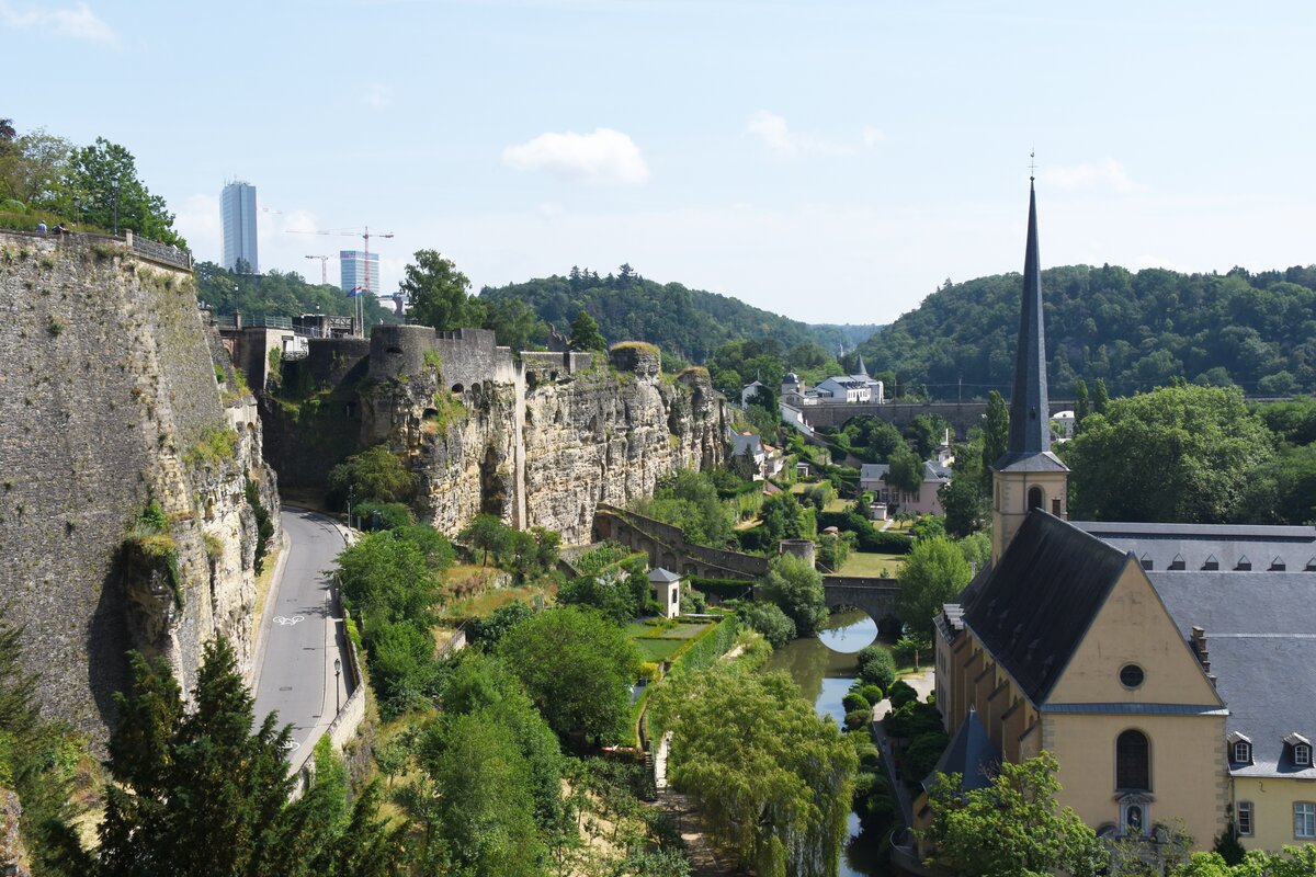 LUXEMBOURG, 20.06.2023, Blick vom Chemin de Corniche auf das Alzette-Tal; links u.a. die Bock-Kasematten, rechts u.a. die Abtei Neumnster