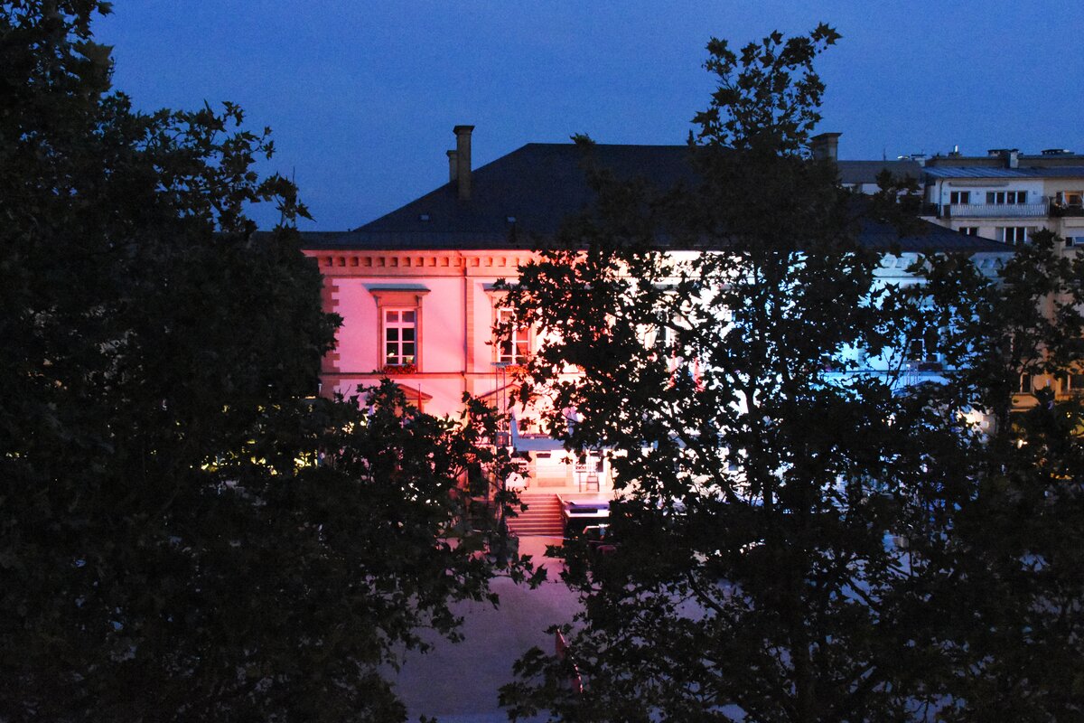 LUXEMBOURG, 20.06.2023, das Rathaus, angesichts des bevorstehenden Nationalfeiertags in den Nationalfarben angestrahlt