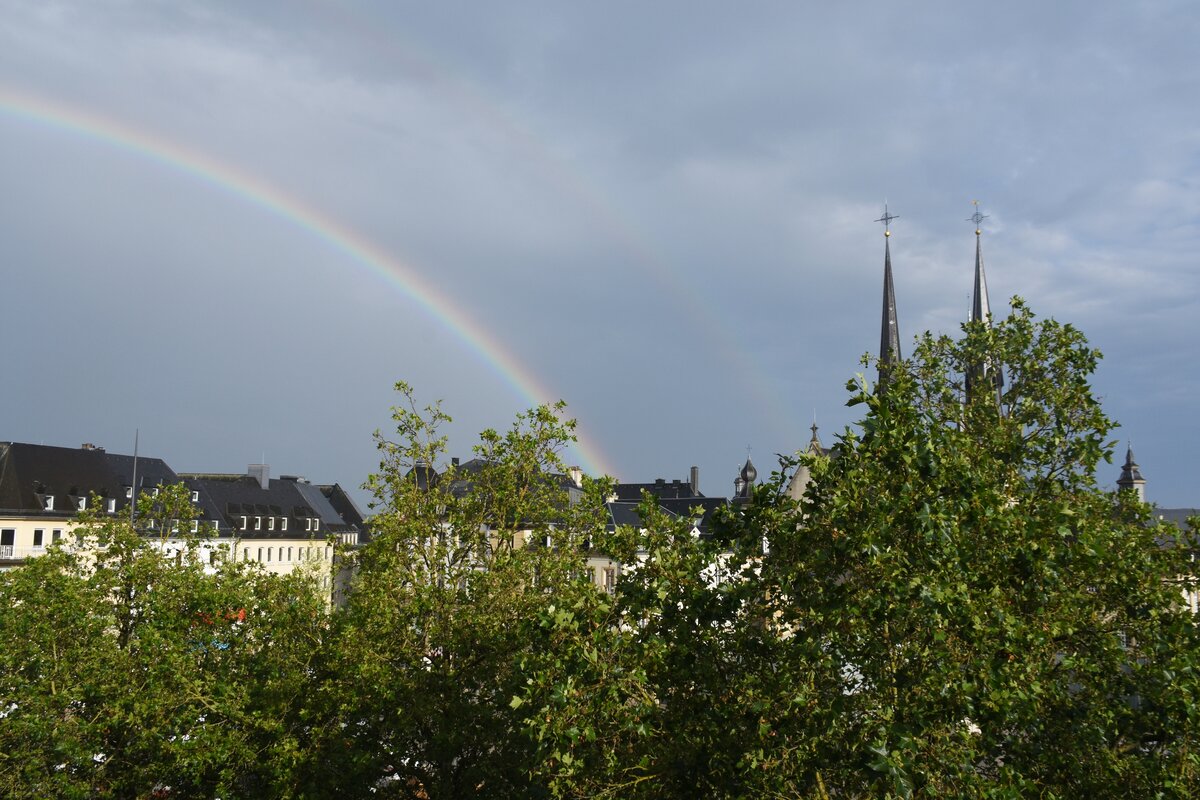 LUXEMBOURG, 20.06.2023, Regenbogen ber den Dchern der Stadt (gesehen an der Place Guillaume II)