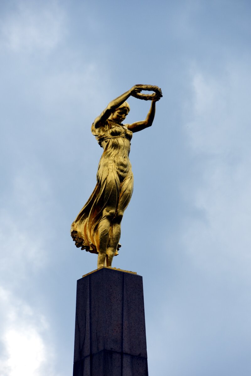 LUXEMBOURG, 20.06.2023, Siegesgttin Nike auf dem Monument du Souvenir, einem Mahnmal auf der Place de la Constitution; dieses Mahnmal wird allgemein Glle Fra (dt.: Goldene Frau) genannt und wurde zum Gedenken an die Luxemburger errichtet, die im Ersten Weltkrieg freiwillig in den franzsischen und belgischen Armeen gedient hatten und gefallen waren