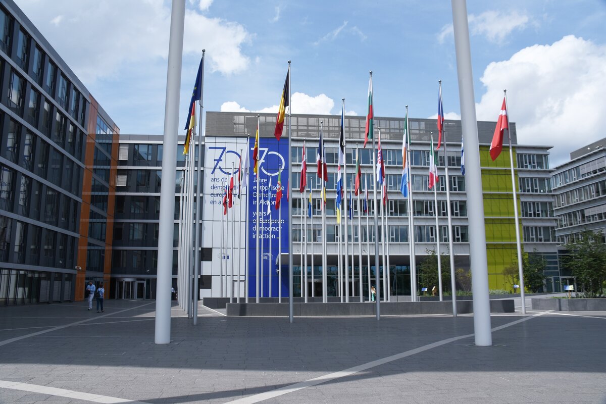 LUXEMBOURG, 21.06.2023, vor dem Europischen Parlament