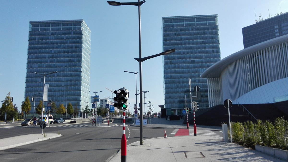 Luxemburg. Blick auf das Gebude TO2 (links) und die Philharmonie (rechts) an der Avenue J-F Kennedy. Aufgenommen am 11.10.2015.
