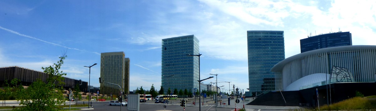 Luxemburg Kirchberg, Panoramabild, von links nach rechts: Europischer Gerichtshof und die Doppeltrme des Gerichtshofes, die beiden Trme der Porte de l'Europe (Ricardo Bofill), die Philharmonie und dahinter das Alcide de Gasperi Hochhaus. 23.07.2014