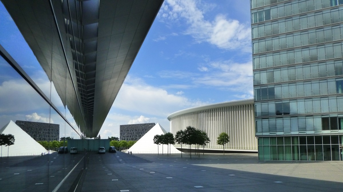 Luxemburg Kirchberg, die Philharmonie und der Europa Platz und ihr Spiegelbild am Alcide de Gasperi Hochhaus. 23.07.2014